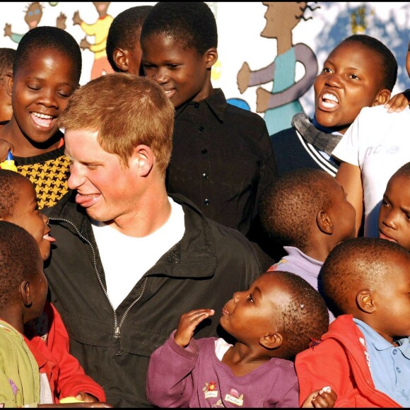 Le prince Harry au foyer Mants'ase au Lesotho en avril 2006 avec Mutsu Potsane, alors âgé de 6 ans et qu'il a rencontré pour la première fois deux ans plus tôt.