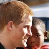 Le prince Harry au foyer Mants'ase au Lesotho en avril 2006 avec Mutsu Potsane, alors âgé de 6 ans et qu'il a rencontré pour la première fois deux ans plus tôt.
