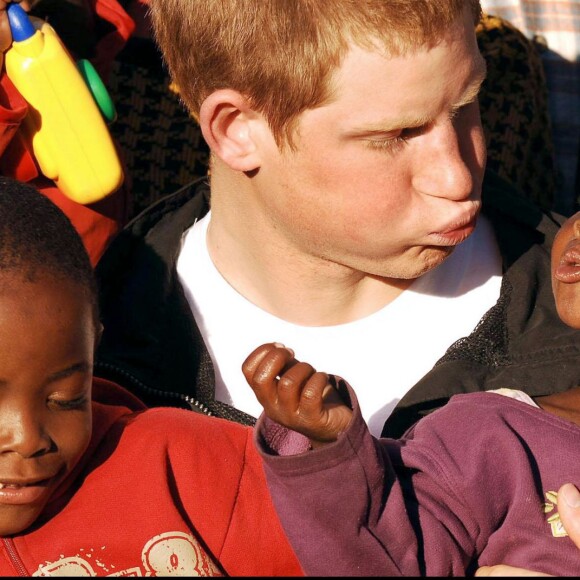 Le prince Harry au foyer Mants'ase au Lesotho en avril 2006 avec Mutsu Potsane, alors âgé de 6 ans et qu'il a rencontré pour la première fois deux ans plus tôt.