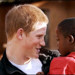 Le prince Harry au foyer Mants'ase au Lesotho en avril 2006 avec Mutsu Potsane, alors âgé de 6 ans et qu'il a rencontré pour la première fois deux ans plus tôt.