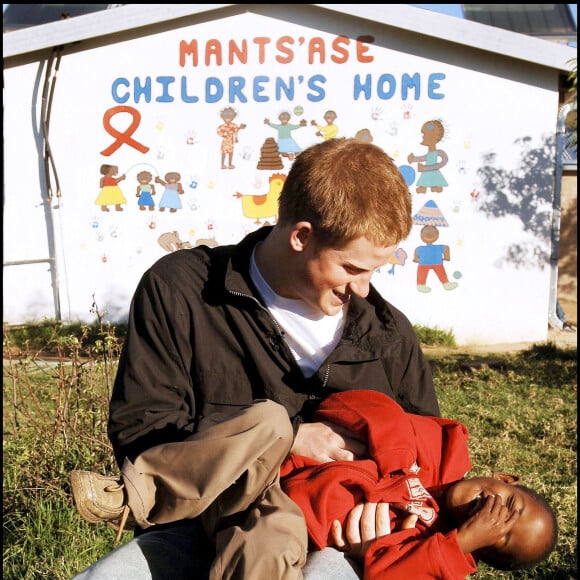 Le prince Harry au foyer Mants'ase au Lesotho en avril 2006 avec Mutsu Potsane, alors âgé de 6 ans et qu'il a rencontré pour la première fois deux ans plus tôt.