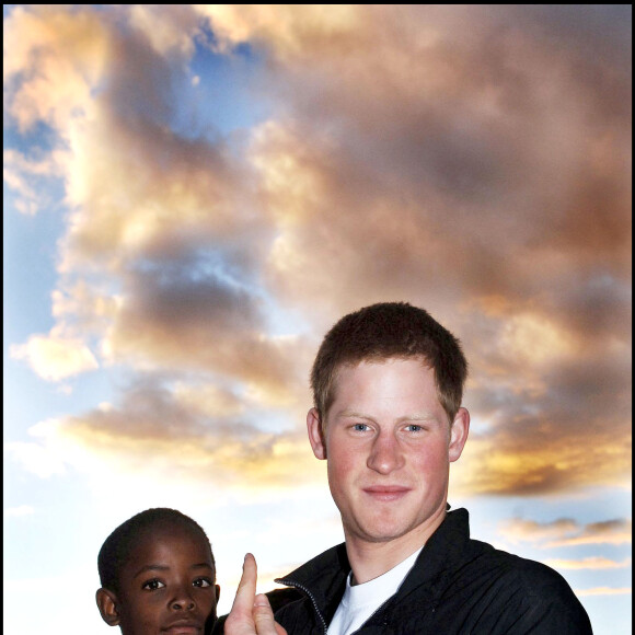 Le prince Harry au foyer Mants'ase au Lesotho en avril 2006 avec Mutsu Potsane, alors âgé de 6 ans et qu'il a rencontré pour la première fois deux ans plus tôt.
