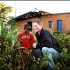 Le prince Harry au foyer Mants'ase au Lesotho en avril 2006 avec Mutsu Potsane, alors âgé de 6 ans et qu'il a rencontré pour la première fois deux ans plus tôt.