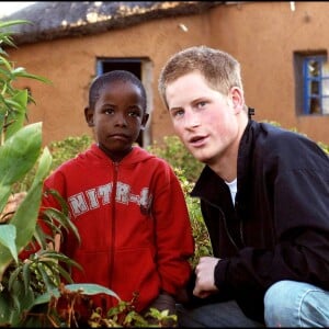 Le prince Harry au foyer Mants'ase au Lesotho en avril 2006 avec Mutsu Potsane, alors âgé de 6 ans et qu'il a rencontré pour la première fois deux ans plus tôt.