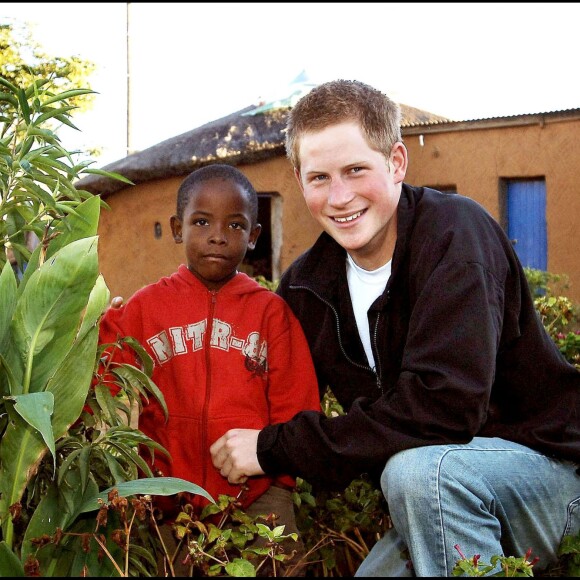 Le prince Harry au foyer Mants'ase au Lesotho en avril 2006 avec Mutsu Potsane, alors âgé de 6 ans et qu'il a rencontré pour la première fois deux ans plus tôt.