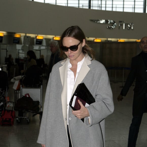 Exclusif - Stella McCartney arrive à l'aéroport Heathrow de Londres pour prendre un avion. Le 15 octobre 2015.