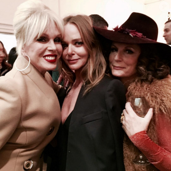 Stella McCartney et les actrices Jennifer Saunders et Joanna Lumley à Londres. Le 25 novembre 2015.