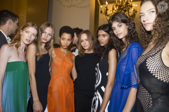 Stella McCartney et les mannequins de son défilé printemps-été 2016, à l'opéra Garnier à Paris. Le 5 Octobre 2015.