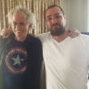 Thomas Ayad avec Keith Richards des Rolling Stones, photo Instagram Keith Richards. Chef de projet chez Mercury, Thomas fait partie des 89 victimes de l'attentat perpétré au Bataclan le 13 novembre 2015.