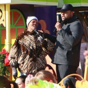 Dionne Warwick et le producteur Damon Elliot participent à la parade de Thanksgiving à Philadelphie le 26 novembre 2015.