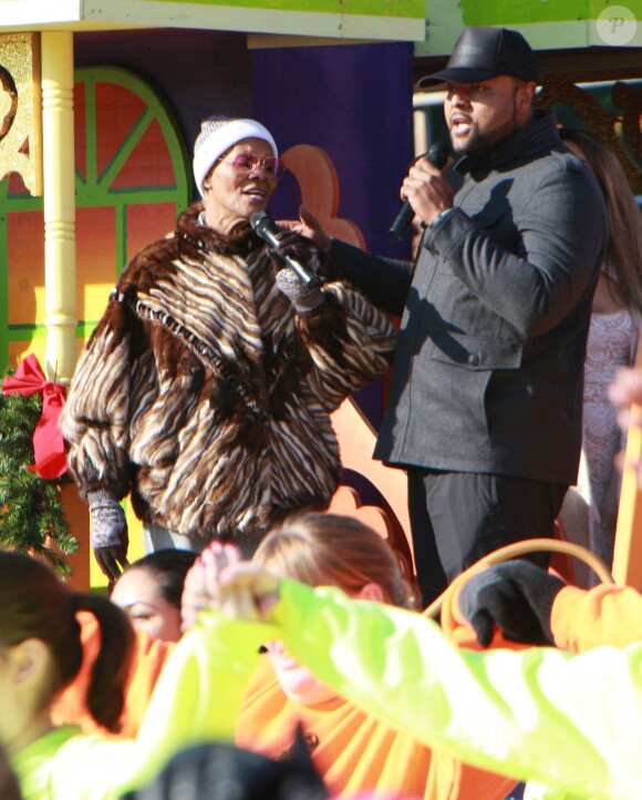Dionne Warwick et le producteur Damon Elliot participent à la parade de Thanksgiving à Philadelphie le 26 novembre 2015.