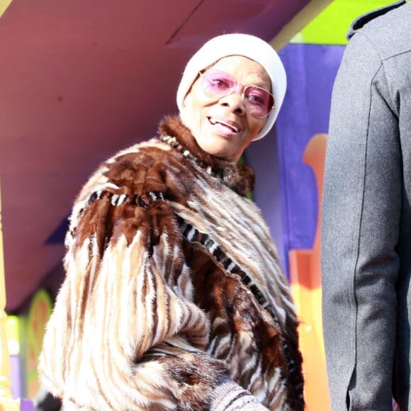 Dionne Warwick - Dionne Warwick et le producteur Damon Elliot participent à la parade de Thanksgiving à Philadelphie le 26 novembre 2015