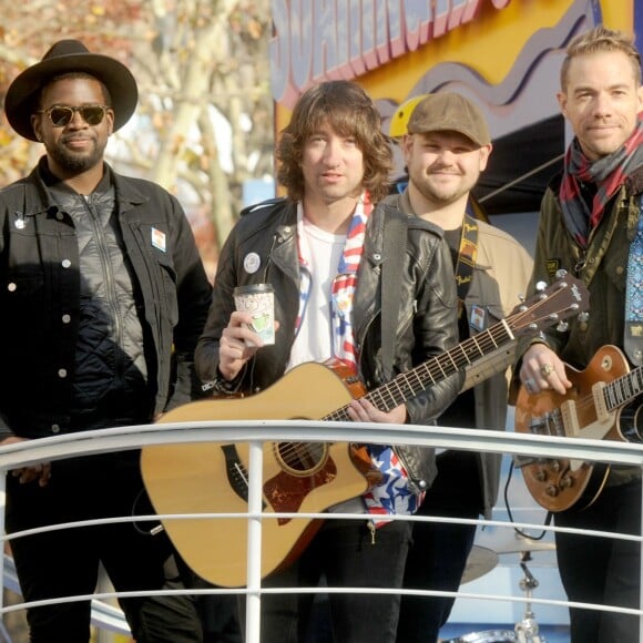 Plain White T's à la parade de Thanksgiving à New York le 26 novembre 2015.