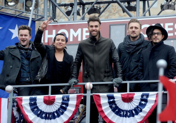 Matt Sanchez, Zac Barnett, James Adam Shelley, et Dave Rublin, des American Authors à la parade de Thanksgiving à New York le 26 novembre 2015.