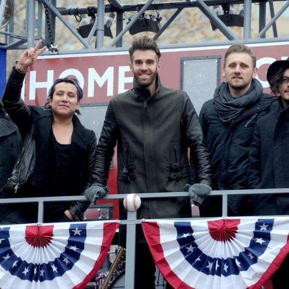 Matt Sanchez, Zac Barnett, James Adam Shelley, et Dave Rublin, des American Authors à la parade de Thanksgiving à New York le 26 novembre 2015.