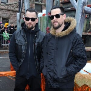 Benji Madden et Joel Madden à la parade de Thanksgiving à New York le 26 novembre 2015.