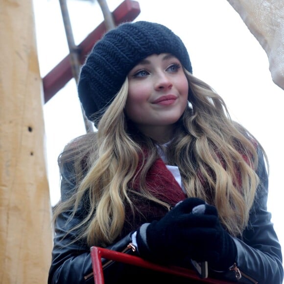 Sabrina Carpenter à la parade de Thanksgiving à New York le 26 novembre 2015.