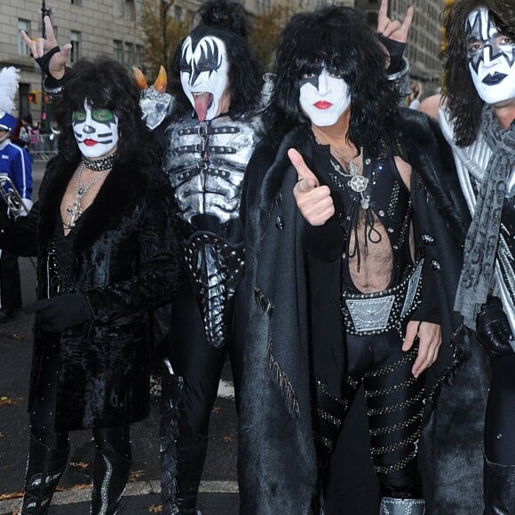 Gene Simmons, Paul Stanley, Eric Singer et Tommy Thayer des KISS à la parade de Thanksgiving à New York le 26 novembre 2015.