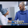 Baptiste Giabiconi, sous hypnose, se réveille dans une salle d'accouchement, dans Stars sous hypnose sur TF1, le vendredi 27 novembre 2015.