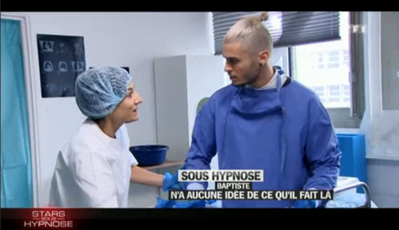 Baptiste Giabiconi, sous hypnose, se réveille dans une salle d'accouchement, dans Stars sous hypnose sur TF1, le vendredi 27 novembre 2015.