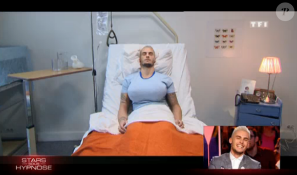 Sous hypnose, Baptiste Giabiconi croit qu'il s'est fait implanter des seins, dans Stars sous hypnose sur TF1, le vendredi 27 novembre 2015.