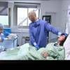 Sous hypnose, Baptiste Giabiconi croit se réveiller en salle d'accouchement face à une patiente, dans Stars sous hypnose sur TF1, le vendredi 27 novembre 2015.
