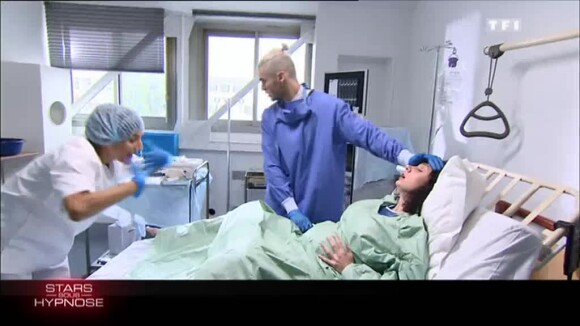 Sous hypnose, Baptiste Giabiconi croit se réveiller en salle d'accouchement face à une patiente, dans Stars sous hypnose sur TF1, le vendredi 27 novembre 2015.