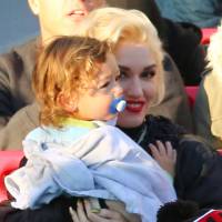 Gwen Stefani radieuse avec le petit Apollo, en famille à Disney