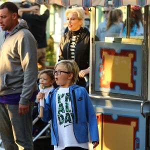 Gwen Stefani passe une journée à Disneyland avec ses enfants Le 27 Novembre 2015