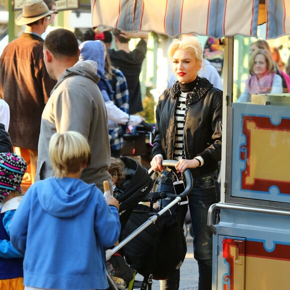 Gwen Stefani passe une journée à Disneyland avec ses enfants Le 27 Novembre 2015