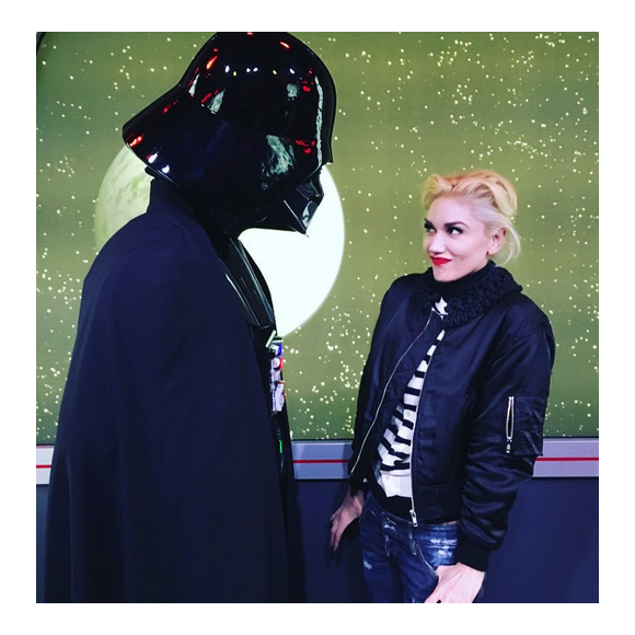 Gwen Stefani passe la journée à Disneyland avec ses enfants / photo postée sur Instagram au mois de novembre 2015.