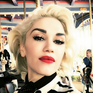 Gwen Stefani passe la journée à Disneyland avec ses enfants / photo postée sur Instagram au mois de novembre 2015.