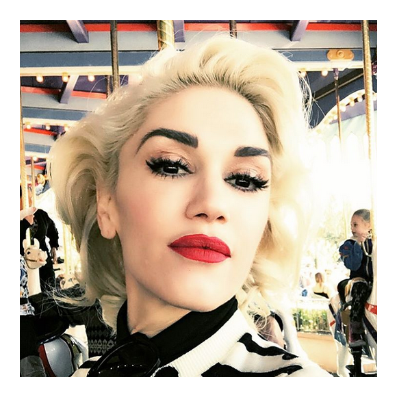 Gwen Stefani passe la journée à Disneyland avec ses enfants / photo postée sur Instagram au mois de novembre 2015.
