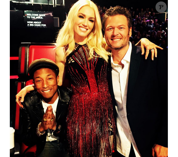 Gwen Stefani sur le plateau de The Voice avec Blake Shelton et Pharrell Williams / photo postée sur Instagram au mois de novembre 2015.