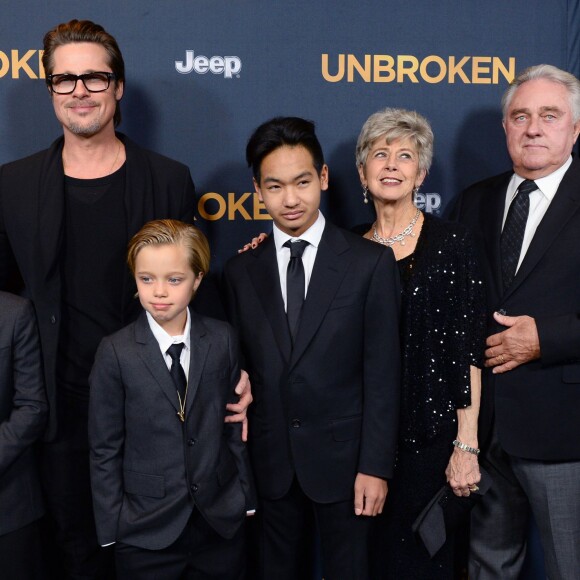 Brad Pitt avec Pax Thien Jolie-Pitt, Shiloh Nouvel Jolie-Pitt, Maddox Jolie-Pitt et ses parents Jane Pitt et William Pitt à Los Angeles, le 15 décembre 2014.
