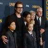 Brad Pitt avec Pax Thien Jolie-Pitt, Shiloh Nouvel Jolie-Pitt, Maddox Jolie-Pitt et ses parents Jane Pitt et William Pitt à Los Angeles, le 15 décembre 2014.