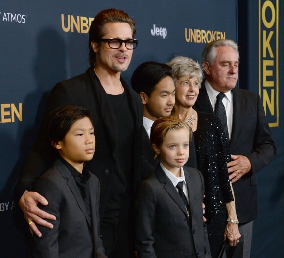 Brad Pitt avec Pax Thien Jolie-Pitt, Shiloh Nouvel Jolie-Pitt, Maddox Jolie-Pitt et ses parents Jane Pitt et William Pitt à Los Angeles, le 15 décembre 2014.