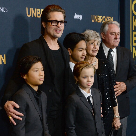 Brad Pitt avec Pax Thien Jolie-Pitt, Shiloh Nouvel Jolie-Pitt, Maddox Jolie-Pitt et ses parents Jane Pitt et William Pitt à Los Angeles, le 15 décembre 2014.