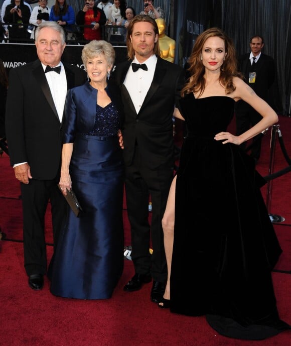 Angelina Jolie, Brad Pitt avec ses parents (Jane Etta et William Alvin Pitt) aux Oscars 2012.