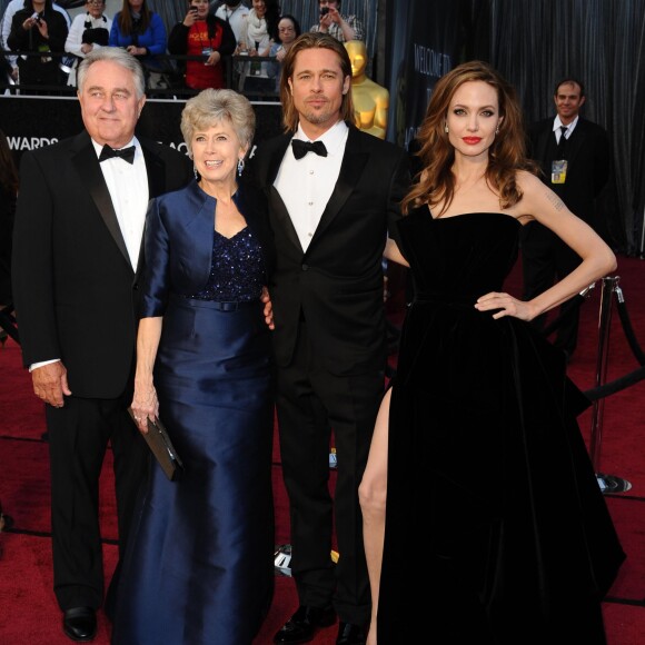 Angelina Jolie, Brad Pitt avec ses parents (Jane Etta et William Alvin Pitt) aux Oscars 2012.