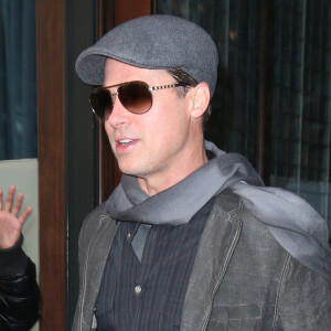 Brad Pitt sort de son hôtel à New York, le 25 novembre 2015, où il est en promotion pour son nouveau film "The Big Short".