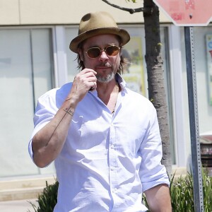 Brad Pitt - Exclusif - Brad Pitt et Angelina Jolie font du shopping avec leurs enfants Shiloh et Pax à Glendale le 10 juillet 2015