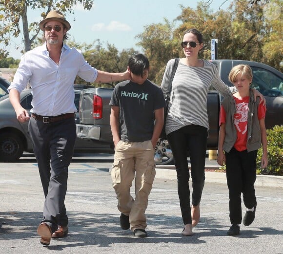 Exclusif - Brad Pitt et Angelina Jolie font du shopping avec leurs enfants Shiloh et Pax à Glendale le 10 juillet 2015