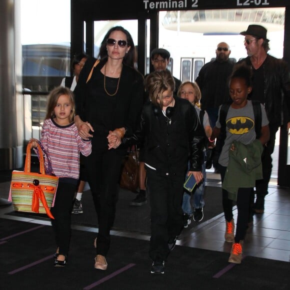 Brad Pitt, sa femme Angelina Jolie et leurs enfants Maddox, Pax, Zahara, Shiloh, Vivienne et Knox prennent l'avion à l'aéroport de Los Angeles pour venir passer quelques jours dans leur propriété de Miraval, le 6 juin 2015.