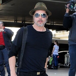 Brad Pitt arrive à l'aéroport de LAX pour prendre l'avion à Los Angeles, le 28 février 2015