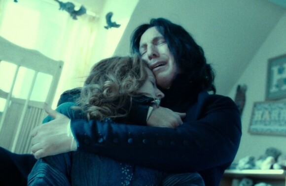Severus Rogue pleurant la mort de Lily Potter, la mère d'Harry.