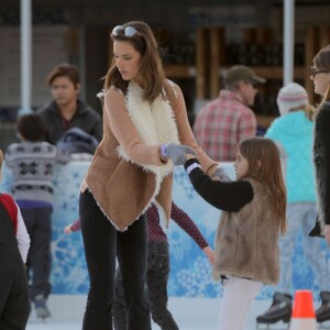 Exclusif - Alessandra Ambrosio fait du patin à glace avec son mari Jamie Mazur et leurs enfants Anja et Noah à Santa Monica, le 29 novembre 2015