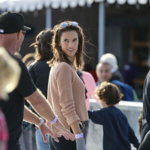 Exclusif - Alessandra Ambrosio fait du patin à glace avec son mari Jamie Mazur et leurs enfants Anja et Noah à Santa Monica, le 29 novembre 2015