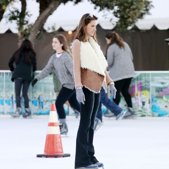 Exclusif - Alessandra Ambrosio fait du patin à glace avec son mari Jamie Mazur et leurs enfants Anja et Noah à Santa Monica, le 29 novembre 2015