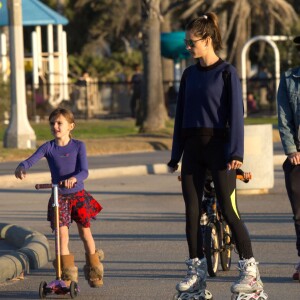 Alessandra Ambrosio et son mari Jamie Mazur sont allés faire du roller et de la trottinette avec leurs enfants Anja et Noah à Santa Monica, le 29 novembre 2015  Please hide children face prior publication Model Alessandra Ambrosio and her husband Jamie Mazur take their kids out for a little rollerblading and riding of scooters in Santa Monica, California on November 29, 201529/11/2015 - Santa Monica